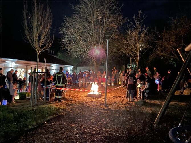 Dank der Feuerwehr konnten sich die Besucherinnen und Besucher an einem wärmenden Feuer aufhalten.  Foto: privat