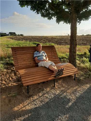 Dank der Förderung mit Landesmitteln kann man auf dem gemütlichen Waldsofa entspannen und die wunderbare Aussicht in den Naturpark Rhein-Westerwald genießen.Foto: privat