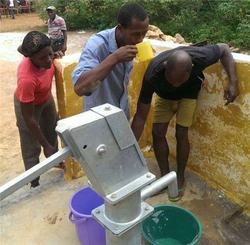Dank der Initiative von Joschka Merz und den Unterstützern des Elefantenfüsse e.V. konnte innerhalb weniger Monate ein Brunnen errichtet werden. Dieses Wasser macht die Dorfbewohner nicht mehr krank. Elefantenfüsse e.V.