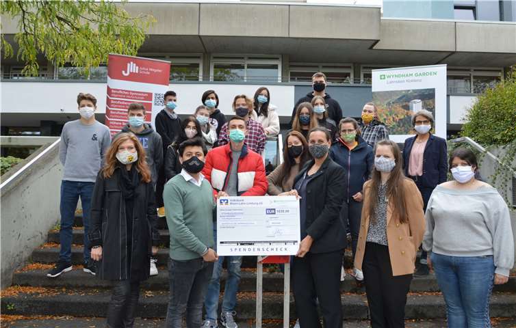 Dank der Spende des Hotels Wyndham Garden Lahnstein kann auch in Zukunft Auszubildenden beim Erwerb der nötigen Deutschkenntnisse geholfen werden. Foto: privat