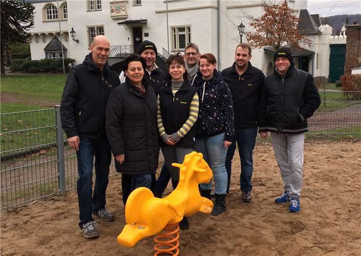 Dank der Spende des Stammtischs konnte ein neues Schaukelpferd auf dem Spielplatz an der Oberen Burg angeschafft werden. Foto: privat