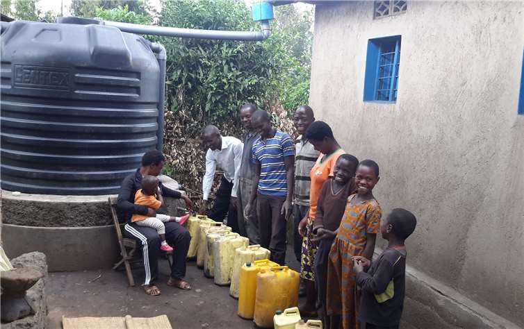 Dank der Spenden konnten Zwölf Familien in Ruanda mit Zisternen versorgt werden. Foto: privat