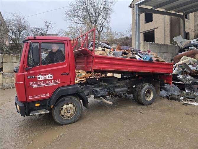 Dank der Unterstützung der Firmen Premium Bau und Schmickler konnte der Sperrmüll im Tierheim Remagen unkompliziert und kostenlos entsorgt werden.  Foto: privat