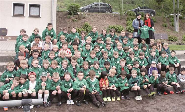 Dank der Unterstützung der Kreissparkasse Mayen präsentieren sich die Youngsters des FC Alemannia Plaidt, von Bambini bis D-Junioren, fortan in einheitlichen Allwetterjacken. privat