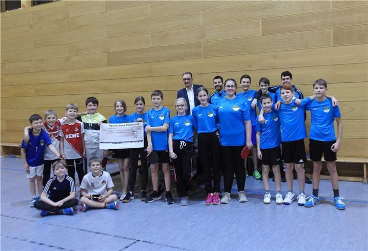 Dank der Unterstützung der Sparda-Bank Südwest eG kann sich die Tischtennisabteilung des FC Luzencia Niederlützingen über eine neuen dringend benötigte Tischtennisplatte freuen. Foto: privat