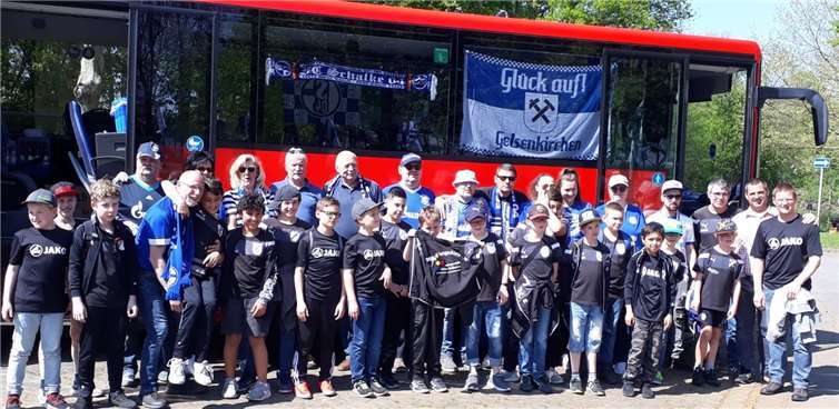 Dank der Unterstützung des Schalke Fanclubs Rhein-Wied erlebten die E-Jugendlichen aus Rengsdorf und Melsbach einen unvergesslichen Tag. Foto: privat