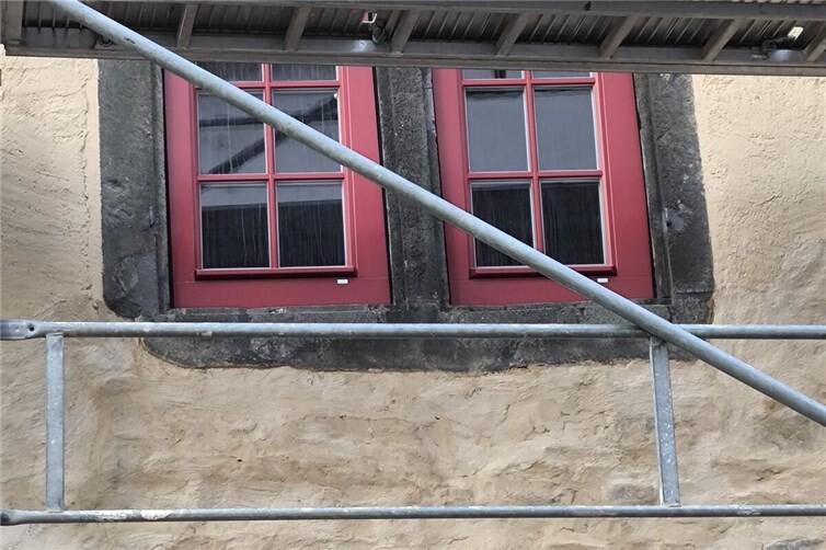 Dank der Unterstützung durch Fensterpaten und Sponsoren wurden die neuen Fenster eingebaut. Auch der Putz wurde denkmalgerecht saniert.