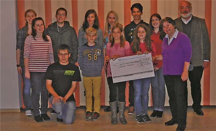 Dank der Unterstützung durch Pfarrer Corsten konnten die Kinder eine Spende in Höhe von 400 Euro übergeben, die Veronika Bahr gerne annahm.privat