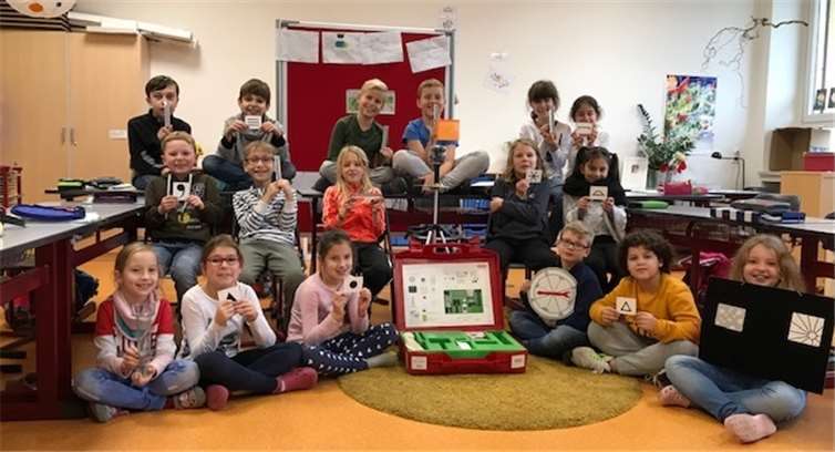 Dank der Unterstützung durch die thyssenkrupp Rasselstein GmbH und den Förderverein können sich die Kinder der Forscher-AG über verschiedene neue Experimentierkoffer freuen. Foto: privat