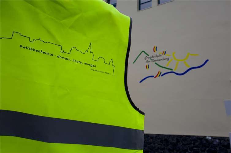 Dank der Warnwesten sind die i-Dötzchen im Straßenverkehr gut zu sehen. Foto: privat