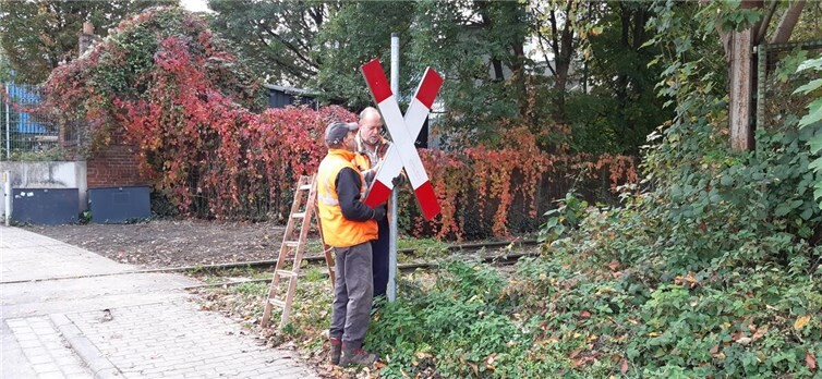 Dank der ehrenamtlichen tätigen Mitglieder des Vereins Brexbachtalbahn e.V. konnte am 18. Oktober ein neues Andreaskreuz montiert und die Verkehrssicherheit am Übergang wiederhergestellt werden. Foto: privat