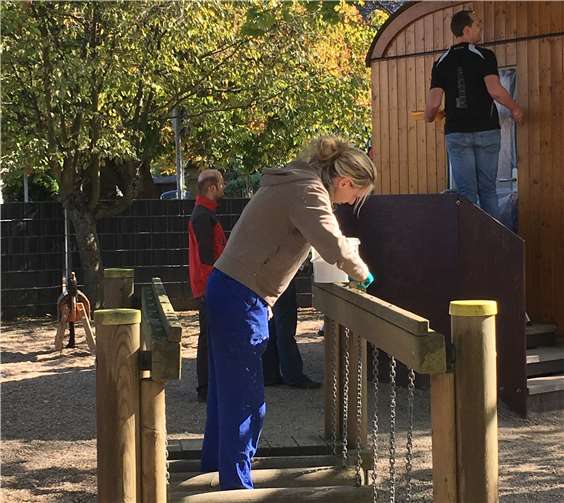 Dank der fleißigen Eltern ist das Außengeländer der Kita jetzt winterfit. Foto: privat