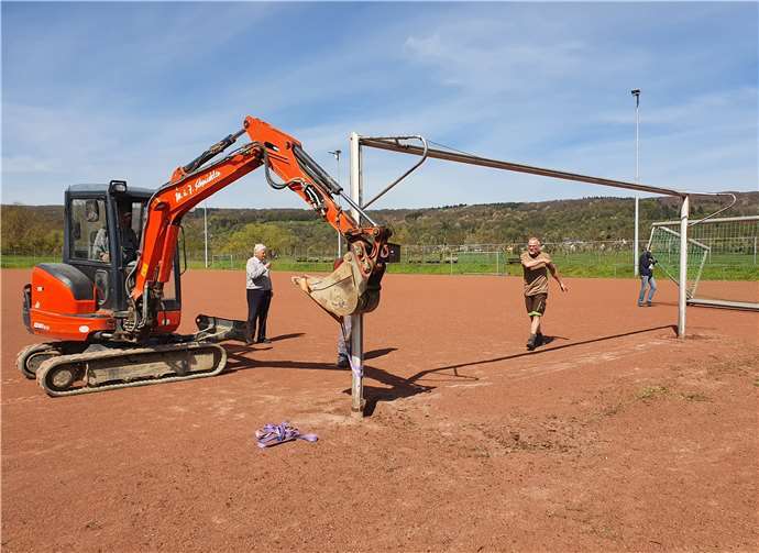 Dank der freiwilligen Helfer können die Arbeiten der Baufahrzeuge zügig beginnen.