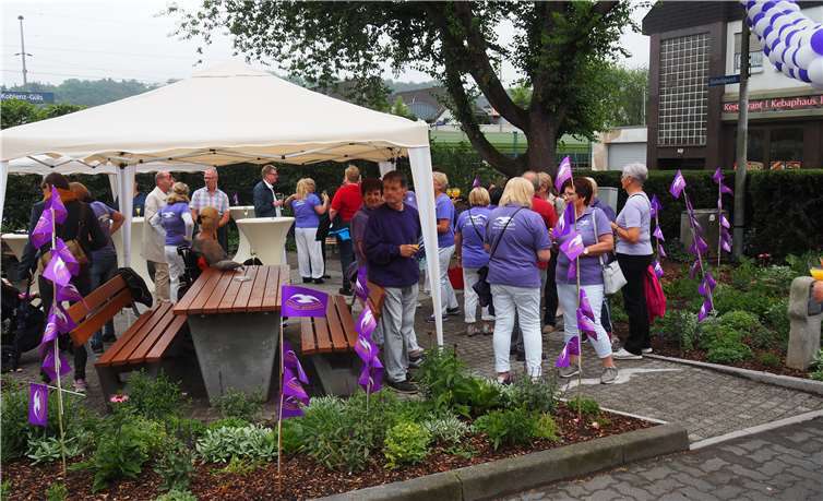 Dank der großzügigen Zuwendung der Möhnen konnten gemütliche Sitzgelegenheiten aufgestellt werden, die zum Verweilen einladen und den Platz zum grünen Wohnzimmer des Stadtteils machen.