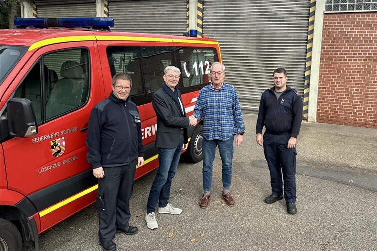 Feuerwehr Engers zieht vorübergehend um Dank der guten Zusammenarbeit aller Beteiligten, ist zügig eine Übergangslösung für die Engerser Feuerwehr gefunden worden. Unser Bild zeigt (von links) den stellvertretenden Wehrleiter Florian Bauer, den Beigeordneten Ralf Seemann, Hallen-Eigentümer Alexander Chytraeus und Löschzugführer Moritz Busch.Foto: Stadt Neuwied / Ulf Steffenfauseweh