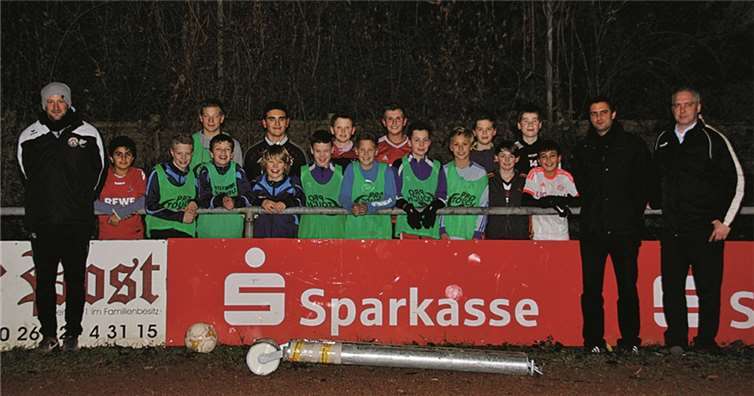 Dank der neuen Torgewichte, die mit Hilfe der Kreissparkasse angeschafft werden konnten, ist der Jugendfußball in Koisdorf auch in Zukunft gesichert. privat