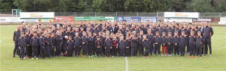 Dank der neuen Trainingsanzüge können Akteure und Trainer nun auch nach außen geeint auftreten.privat