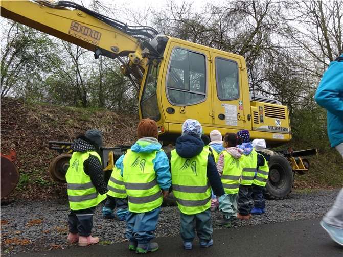 Dank der neuen Warnwesten sind die Kinder gut zu sehen.  Foto: privat