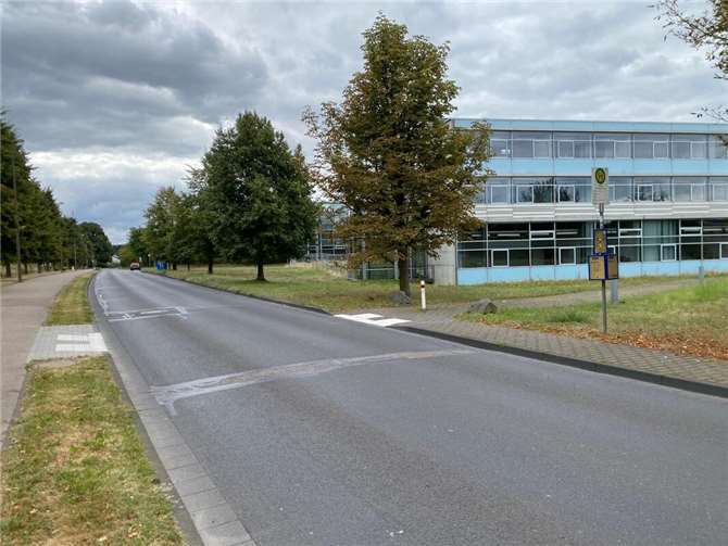 Dank der schnellen und unbürokratischen Unterstützung der Stadt Remagen konnte der Zugang zur Bushaltestelle „Campus Remagen“ barrierefrei gestaltet werden.  Foto:Hochschule Koblenz/ Guido Althaus