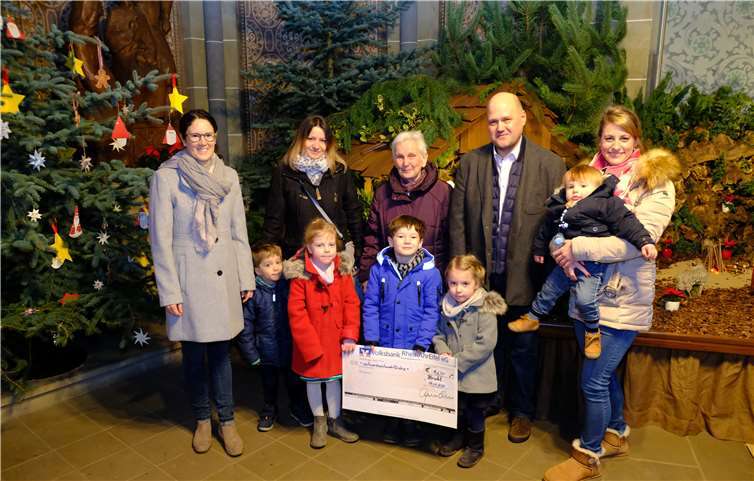 Dank der vielen fleißigen Bäcker und weiterer Helfer, die die Cafeteria der Pfarrgemeinde beim Weihnachtsmarkt unterstützten, konnte jetzt die großzügige Spende an die Vertreter des Fördervereins der Kindertagesstätte übergeben werden. Foto: privat
