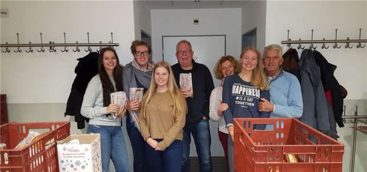 Dank der vielen freiwilligen Helfer klappte die Ausgabe der Martinswecken reibungslos.  privat