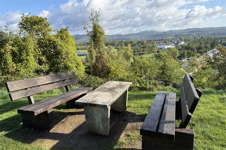 Dank des Einsatzes der Rüstigen Rentner steht am beliebten Aussichtspunkt in der Burggrafenstraße nach der Zerstörung der bisherigen Sitzbank wieder eine attraktive Sitzgruppe mit herrlichem Blick über Sinzig und das Rheintal zur Verfügung.
