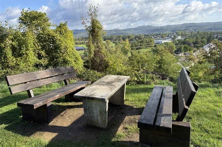 Dank des Einsatzes der Rüstigen Rentner steht am beliebten Aussichtspunkt in der Burggrafenstraße nach der Zerstörung der bisherigen Sitzbank wieder eine attraktive Sitzgruppe mit herrlichem Blick über Sinzig und das Rheintal zur Verfügung.