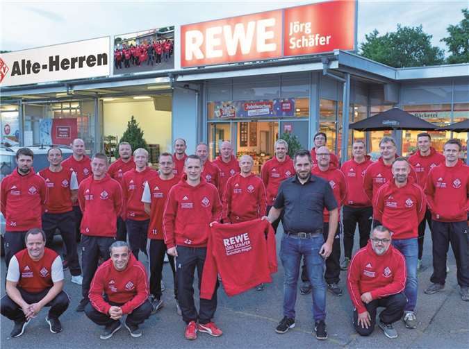 Dank des Sponsorings von REWE Jörg Schäfer ist die Mannschaft der Grafschafter SV durch neues Equipment gut gerüstet für die kalte Jahreszeit. Foto: privat