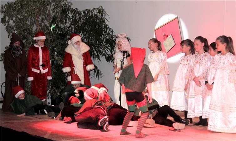 Dank des amerikanischen Weihnachtsmanns und seiner „best helpers“ kann der Geschenkenotstand abgewendet werden.