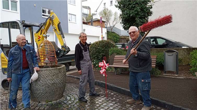 Dank des ehrenamtlichen Engagements der Helfer des Vereins Schönes Immendorf e. V. entstand ein neuer „Lieblingsplatz“: v.l. Ehrenvorsitzender Klaus Weinowski, Hendra Sutedja und Jochen Moll.  Foto: Elfriede Böhm