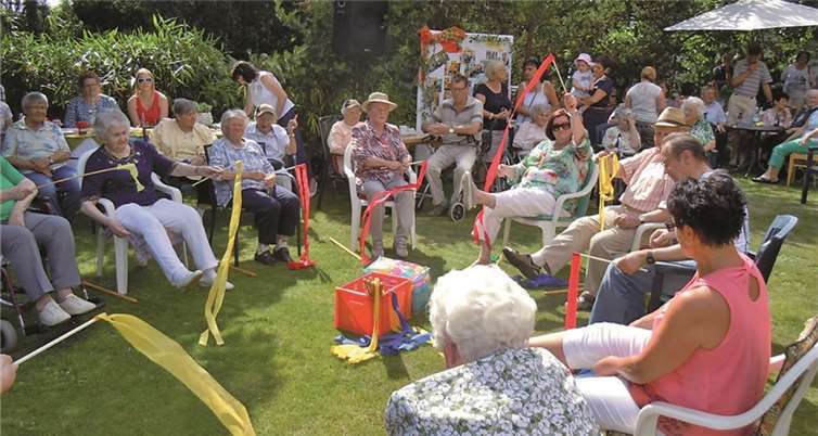 Dank des herrlichen Wetters ließ es sich auf dem Außengelände des Elisabeth-Hauses zünftig und fröhlich feiern. privat