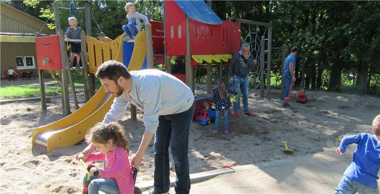 Dank des schönen Wetters konnten die Kinder auch draußen Zeit mit ihren Eltern verbringen.privat