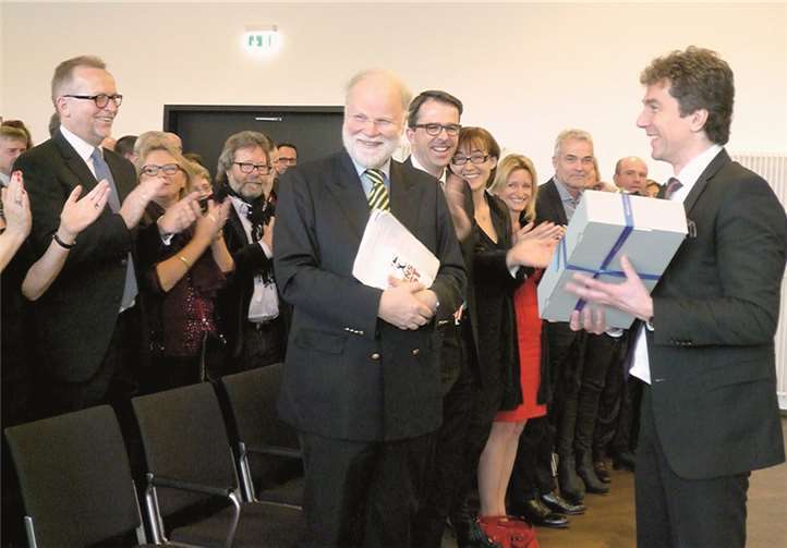 Dank des von Ralf Elsner (r.) überreichten Gastgeschenks darf Manfred Lütz wieder einmal richtig lecker ungesund trinken. BSB