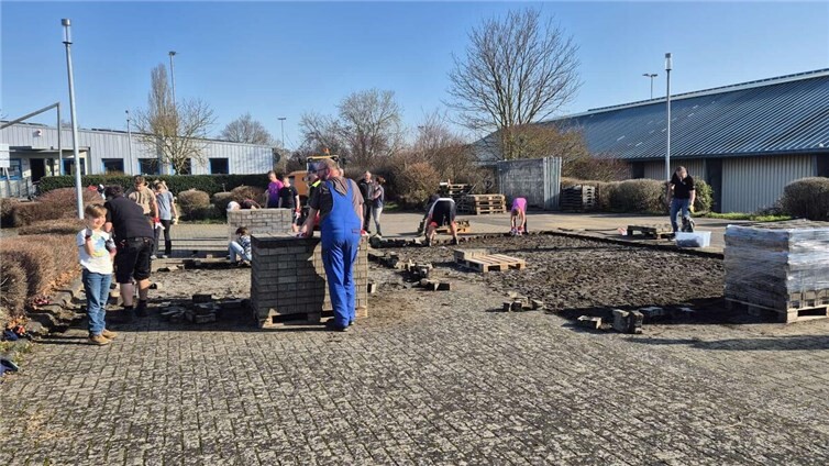 Dank dieser beeindruckenden Unterstützung kann nun der professionelle Bau der Skateanlage beginnen.