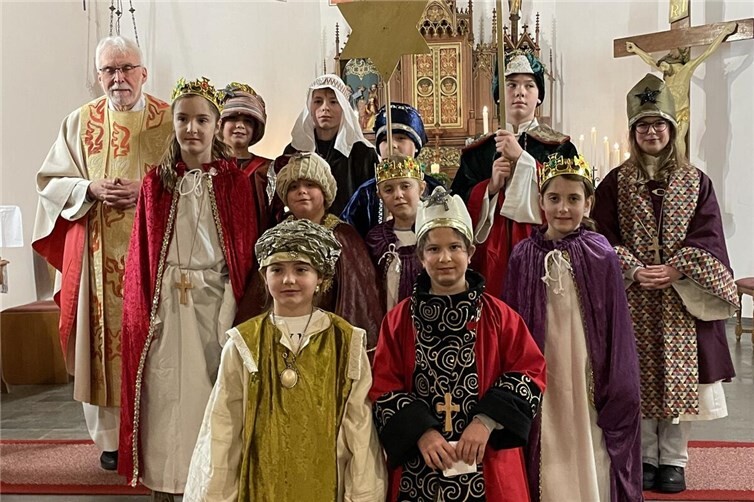 Dank ehrenamtlicher Arbeit verfügt der Pfarrbezirk Karl/Brieden seit kurzem über einen großen Fundus aufwendig gestalteter, aber auch besonders warmer Kostüme. Foto: Petra Müller