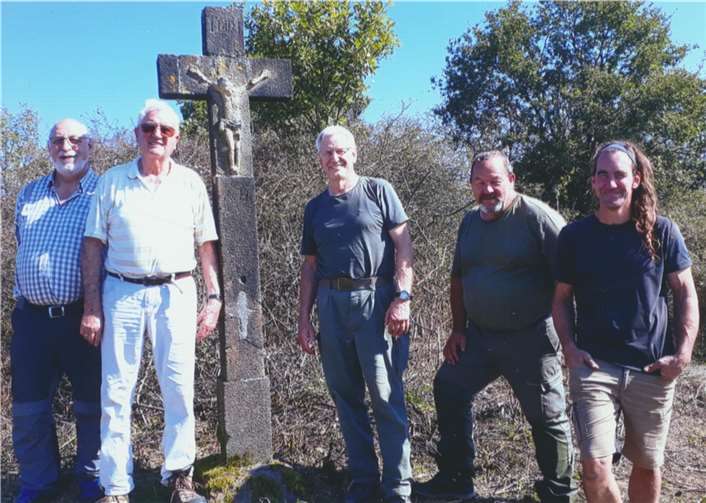 Dank ehrenamtlicher Hilfe ist das Feldbergkreuz in Lahnstein nun wieder gut sichtbar. Wem dieses gewidmet wurde, ist heute unklar.  Foto: Stadtverwaltung Lahnstein