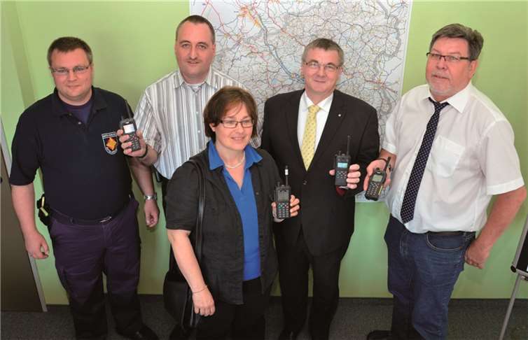 Dank einer Spende der Heinz-Gries-Stiftung sind nun die Notfallseelsorger mit zusätzlicher digitaler Funktechnik ausgerüstet. (v.l.n.r. Bernhard Lademann und Rainer Gotter von der Notfallseelsorge Mayen-Koblenz, Susanne Gries, Landrat Dr. Alexander Saftig und Ingolf Ulmen)Kreisverwaltung MYK