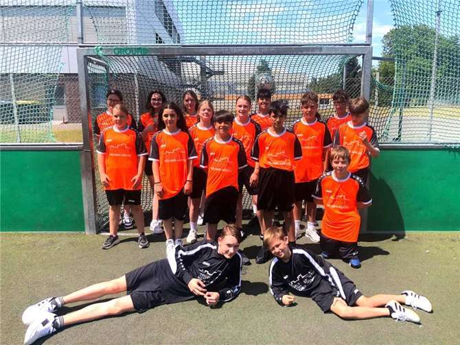 Dank einer großzügigen Spende des Fördervereins konnten die Fußballteams der Realschule plus an der Römervilla, die nun in allen Stufen an „Jugend trainiert für Olympia“ und am Fritz-Walter-Cup im Fußball teilnehmen, mit neuer Teamkleidung ausgestattet werden. Foto: privat