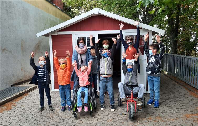 Dank einer großzügigen Spende hat die St. Martin Förderschule in Düngenheim nun ein richtiges Schwedenhäuschen auf dem Schulhof. Foto: Privat