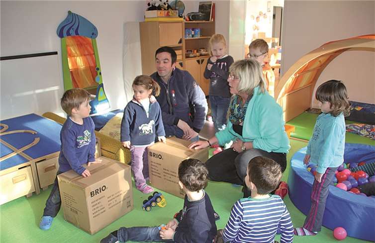 Dank einer tollen Spendenidee können die Kinder sich nun an einer neuen Holzeisenbahn erfreuen. privat