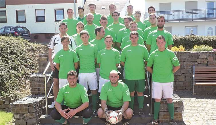 Dank eines Sponsors trainiert die 1. Mannschaft des FC Burgen nun in einheitlichen Outfits. privat