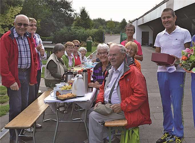 Dank für Ute und Gerhard Hole (2. und 3. v. l.) für ihren Einsatz als Übungsleiter gab es von den Teilnehmern der Aquafitness-Gruppe sowie von der Stadt Remagen. privat