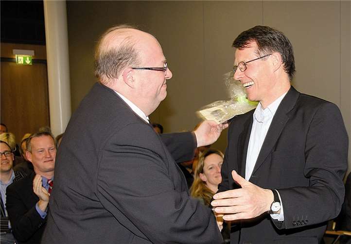 Dank für die jahrelange gute Zusammenarbeit. Der zweite Vorsitzende des Rheinbacher Gewerbevereins, Gerhard Brandt (re.), bedankt sich herzlich mit einem Präsent beim scheidenden ersten Vorsitzenden Paul Nelles.