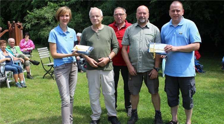 Dank für großes ehrenamtliches Engagement (von links: Sarah Rademacher (Tourist-Info Vulkanregion Laacher See), Gerd Kauth; Manfred Hürter (Ortsbürgermeister Glees); Otmar Scharrenbach; Johannes Bell (Bürgermeister Verbandsgemeinde Brohltal) VG Brohltal, Engels
