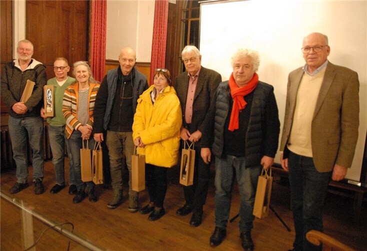 Dank für ihr Engagement im Denkmalverein sprach Vorsitzender Hardy Rehmann (rechts) aus an (von links) Bernd Ziegler, Karl Krahforst, Hildegard Ginzler, Roman Faßbender, Waltraud Kwettler, Rolf Meyer und Bernd rettrerath. Foto: Denkmalverein ,