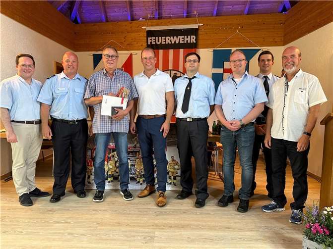 Dank für jahrzehntelangen Einsatz für die Feuerwehr (v. l.): Pascal Badziong (Erster Kreisbeigeordneter Mayen-Koblenz), Andreas Faber (stellvertretender Brandschutz- und Katastrophenschutzinspekteur (BKI)), Otmar Schüller, Jörg Lempertz (Bürgermeister VG Mendig), Stephan Schüller (Wehrleiter VG Mendig), Christopher Wittig (stellvertretender Fachbereichsleiter), Matthias Wingender (Wehrführer Freiwillige Feuerwehr Volkesfeld), und Rudolf Wingender (Ortsbürgermeister Volkesfeld).  Foto: VG Verwaltung Mendig/Pauly