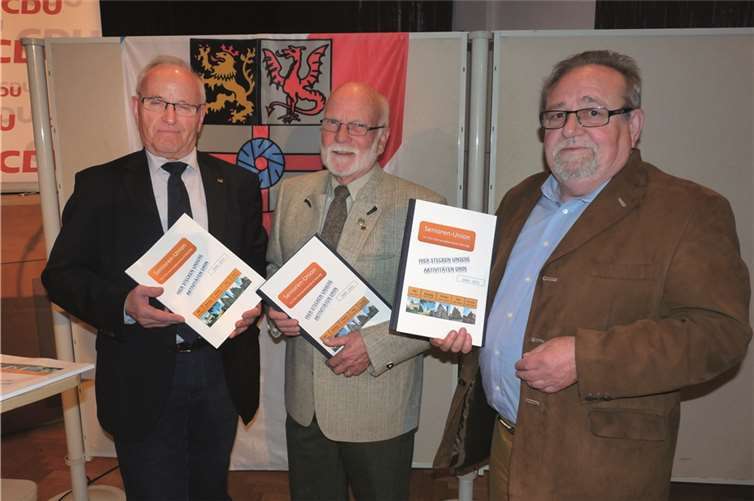 Dank gab es für Franz-Josef Kaul (r.), der die aufwendige Chronik erstellt hatte, vom Vorsitzenden Thea Winkler (Mitte) und Stellvertreter Wolfgang Keimer im Namen aller Mitglieder.