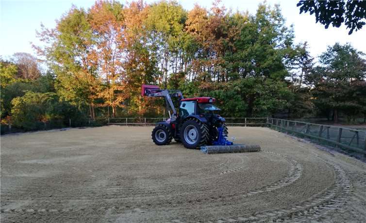 Dank goßzügiger Förderung und tatkräftiger Unterstützung wurde der Reitplatzsand erneuert. privat