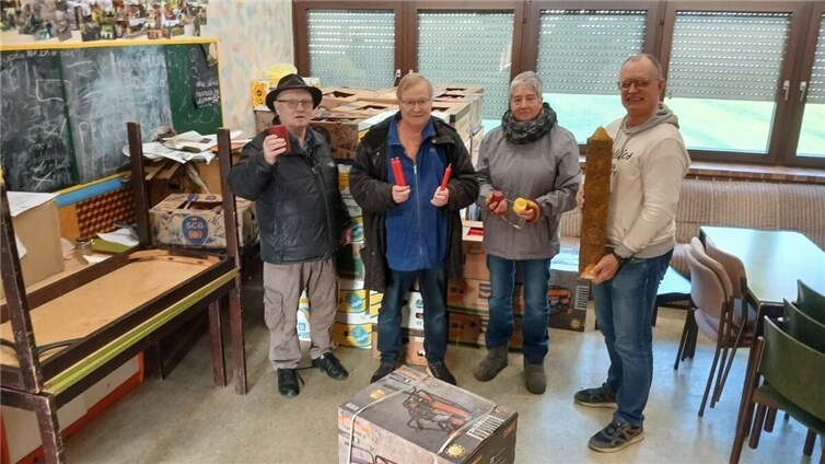 Dank großartiger Unterstützung von vielen gehen 72 Bananenkisten mit Kerzen und Wachsresten zur Herstellung von Büchsenlichtern auf die Reise in die Ukraine.Foto: U. Schneider