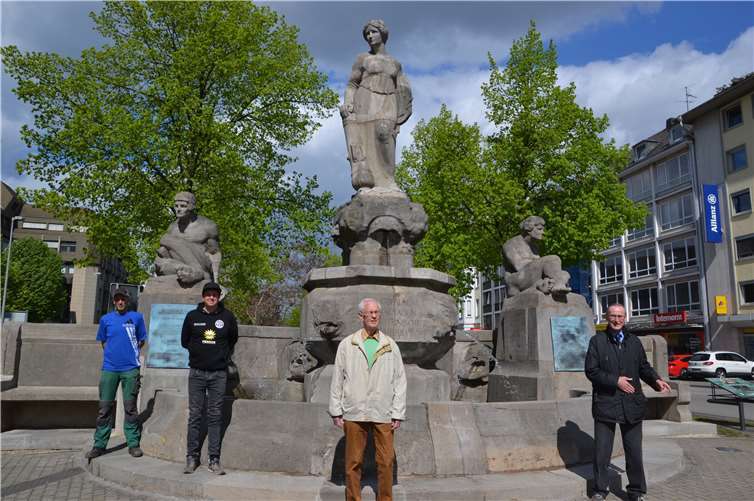 Dank neuer Pumptechnik fließt jetzt wieder Wasser im Barbara-Denkmal. Klaus Brauer (von rechts) und Hans Marquardt vom VVF bedankten sich unter anderem bei Sascha Hanke und Christoph Diel von der Brunnenkolonne der Stadtgärtner für die Umsetzung.Foto: Stadt Koblenz